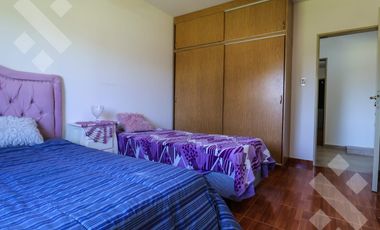En Venta casa de 3 dormitorios,  con Jardín y Piscina, B° Knudsen, Plottier.