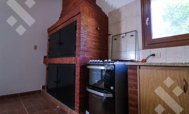 En Venta casa de 3 dormitorios,  con Jardín y Piscina, B° Knudsen, Plottier.