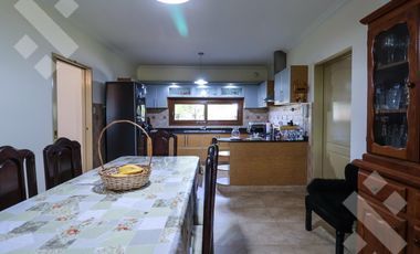 En Venta casa de 3 dormitorios,  con Jardín y Piscina, B° Knudsen, Plottier.