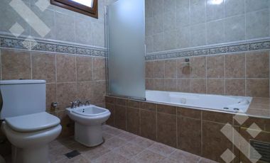En Venta casa de 3 dormitorios,  con Jardín y Piscina, B° Knudsen, Plottier.