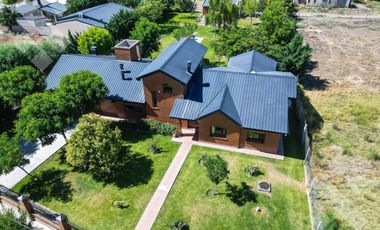 En Venta casa de 3 dormitorios,  con Jardín y Piscina, B° Knudsen, Plottier.