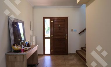 En Venta casa de 3 dormitorios,  con Jardín y Piscina, B° Knudsen, Plottier.