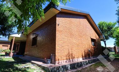 En Venta casa de 3 dormitorios,  con Jardín y Piscina, B° Knudsen, Plottier.