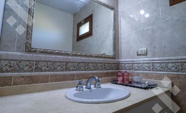 En Venta casa de 3 dormitorios,  con Jardín y Piscina, B° Knudsen, Plottier.
