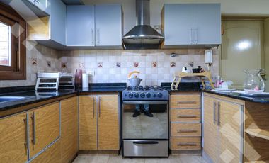 En Venta casa de 3 dormitorios,  con Jardín y Piscina, B° Knudsen, Plottier.