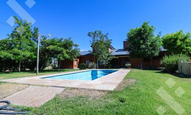 En Venta casa de 3 dormitorios,  con Jardín y Piscina, B° Knudsen, Plottier.