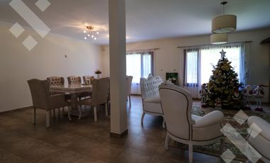 En Venta casa de 3 dormitorios,  con Jardín y Piscina, B° Knudsen, Plottier.