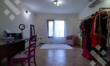 En Venta casa de 3 dormitorios,  con Jardín y Piscina, B° Knudsen, Plottier.