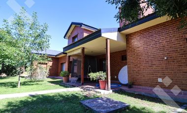 En Venta casa de 3 dormitorios,  con Jardín y Piscina, B° Knudsen, Plottier.