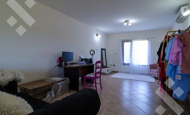 En Venta casa de 3 dormitorios,  con Jardín y Piscina, B° Knudsen, Plottier.