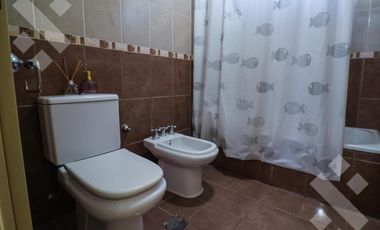 En Venta casa de 3 dormitorios,  con Jardín y Piscina, B° Knudsen, Plottier.