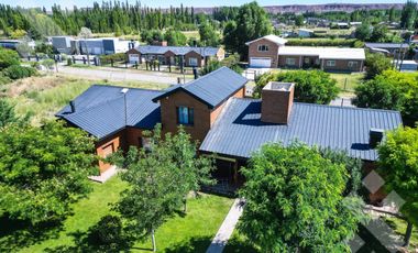 En Venta casa de 3 dormitorios,  con Jardín y Piscina, B° Knudsen, Plottier.