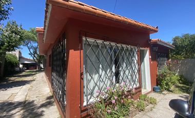 Casa con dos departamentos de dos ambientes en venta en Nueva Atlantis, cinco cuadras del mar.