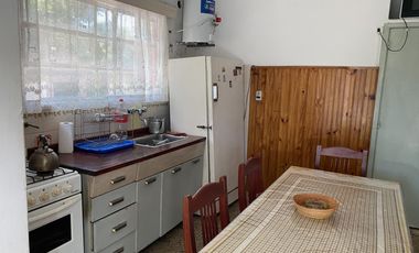 Casa con dos departamentos de dos ambientes en venta en Nueva Atlantis, cinco cuadras del mar.