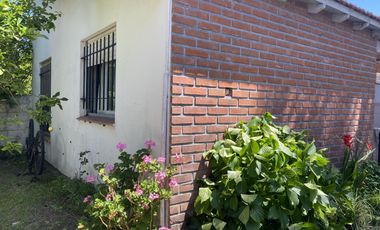 Casa con dos departamentos de dos ambientes en venta en Nueva Atlantis, cinco cuadras del mar.