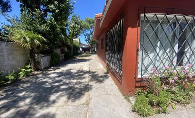 Casa con dos departamentos de dos ambientes en venta en Nueva Atlantis, cinco cuadras del mar.