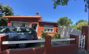 Casa con dos departamentos de dos ambientes en venta en Nueva Atlantis, cinco cuadras del mar.