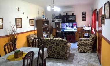 VENTA - Casa 3 dormitorios con casa de huéspedes - José C Paz