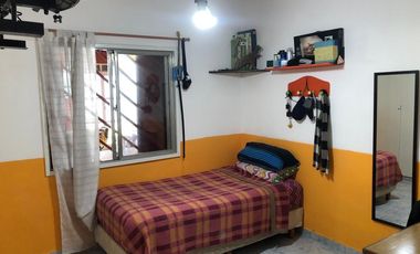 VENTA - Casa 3 dormitorios con casa de huéspedes - José C Paz