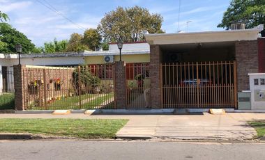 VENTA - Casa 3 dormitorios con casa de huéspedes - José C Paz
