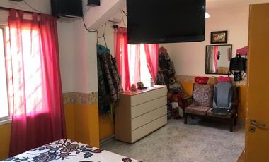 VENTA - Casa 3 dormitorios con casa de huéspedes - José C Paz