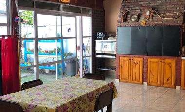 VENTA - Casa 3 dormitorios con casa de huéspedes - José C Paz