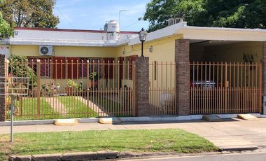 VENTA - Casa 3 dormitorios con casa de huéspedes - José C Paz