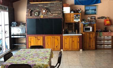 VENTA - Casa 3 dormitorios con casa de huéspedes - José C Paz