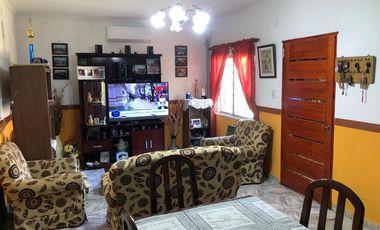 VENTA - Casa 3 dormitorios con casa de huéspedes - José C Paz