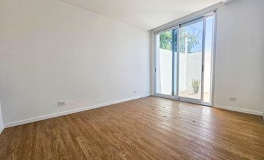 VENTA. Casa de tres dormitorios en exclusivo barrio SANT JOSEP, Fisherton, Rosario.