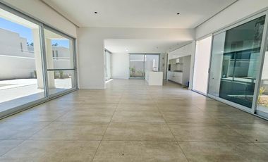 VENTA. Casa de tres dormitorios en exclusivo barrio SANT JOSEP, Fisherton, Rosario.