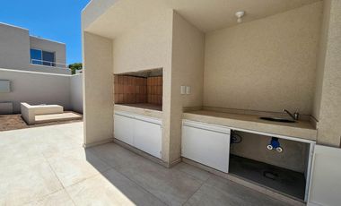 VENTA. Casa de tres dormitorios en exclusivo barrio SANT JOSEP, Fisherton, Rosario.