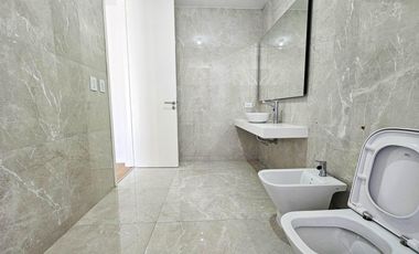 VENTA. Casa de tres dormitorios en exclusivo barrio SANT JOSEP, Fisherton, Rosario.