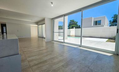 VENTA. Casa de tres dormitorios en exclusivo barrio SANT JOSEP, Fisherton, Rosario.