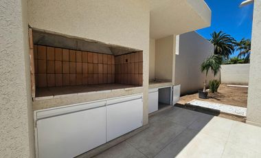 VENTA. Casa de tres dormitorios en exclusivo barrio SANT JOSEP, Fisherton, Rosario.