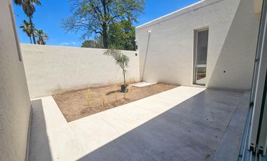 VENTA. Casa de tres dormitorios en exclusivo barrio SANT JOSEP, Fisherton, Rosario.