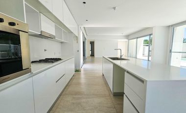 VENTA. Casa de tres dormitorios en exclusivo barrio SANT JOSEP, Fisherton, Rosario.