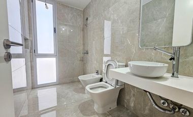VENTA. Casa de tres dormitorios en exclusivo barrio SANT JOSEP, Fisherton, Rosario.