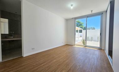 VENTA. Casa de tres dormitorios en exclusivo barrio SANT JOSEP, Fisherton, Rosario.