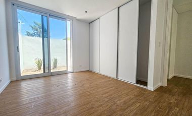 VENTA. Casa de tres dormitorios en exclusivo barrio SANT JOSEP, Fisherton, Rosario.