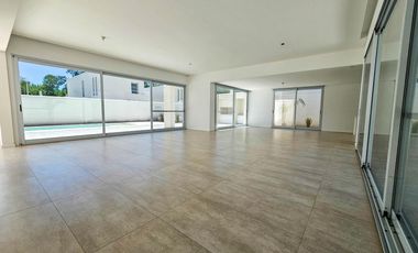 VENTA. Casa de tres dormitorios en exclusivo barrio SANT JOSEP, Fisherton, Rosario.
