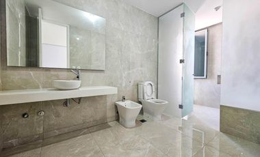 VENTA. Casa de tres dormitorios en exclusivo barrio SANT JOSEP, Fisherton, Rosario.