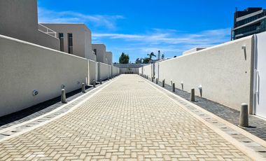 VENTA. Casa de tres dormitorios en exclusivo barrio SANT JOSEP, Fisherton, Rosario.