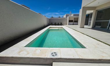 VENTA. Casa de tres dormitorios en exclusivo barrio SANT JOSEP, Fisherton, Rosario.