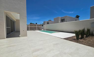 VENTA. Casa de tres dormitorios en exclusivo barrio SANT JOSEP, Fisherton, Rosario.