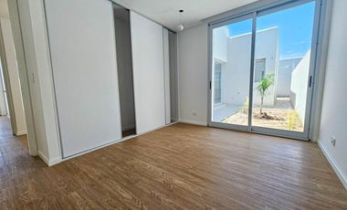 VENTA. Casa de tres dormitorios en exclusivo barrio SANT JOSEP, Fisherton, Rosario.