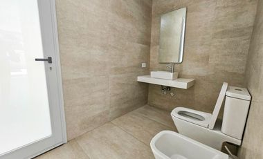 VENTA. Casa de tres dormitorios en exclusivo barrio SANT JOSEP, Fisherton, Rosario.