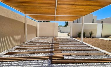 VENTA. Casa de tres dormitorios en exclusivo barrio SANT JOSEP, Fisherton, Rosario.