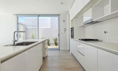 VENTA. Casa de tres dormitorios en exclusivo barrio SANT JOSEP, Fisherton, Rosario.