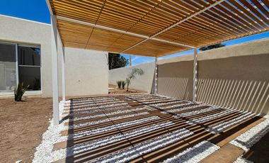 VENTA. Casa de tres dormitorios en exclusivo barrio SANT JOSEP, Fisherton, Rosario.